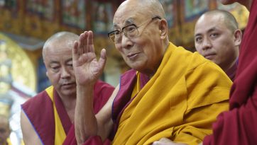 ལམ་གཙོ་རྣམ་གསུམ་གྱི་ཆོས་འབྲེལ་བཀའ་དྲིན་སྩལ་བ།