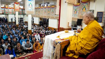བོད་རིགས་གཞོན་ནུ་གཙོས་དད་ལྡན་ཆོས་ཞུ་བ་རྣམས་ལ་འཇམ་པའི་དབྱངས་ཀྱི་རྗེས་གནང་སྩལ་བ། 