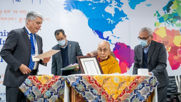 སཱི་ཤེས་ཡོན་སློབ་གསོའི་བགྲོ་གླེང་ཚོགས་འདུའི་དབུ་འབྱེད་མཛད་སྒོར་ཆིབས་བསྒྱུར། 