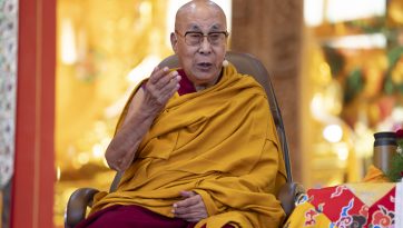 བྱེས་ཀྱི་ཆོས་སྡེ་བཀྲ་ཤིས་ལྷུན་པོ་ནས་ས་ཡོམ་གོད་ཆག་གིས་རྐྱེན་འདས་སོང་བ་རྣམས་ཀྱི་ཆེད་མཆོད་འབུལ་སྨོན་ལམ་སྐབས་བཀའ་སློབ་སྩལ་བ། 