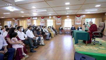 ཀངྒ་རཱ་རྫོང་གི་དཔོན་རིག་ཁག་གཅིག་ལ་མཇལ་ཁ་དང་བཀའ་སློབ་སྩལ་བ།