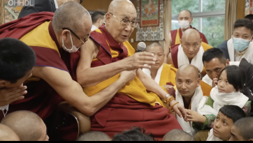 མཛོད་དགེའི་སེར་སྐྱ་མི་མང་ཐུན་མོང་ནས་བརྟན་བཞུགས་བསྟར་འབུལ།