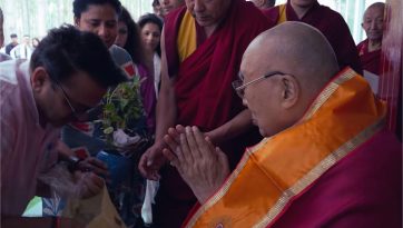 ལ་དྭགས་སུ་དད་ལྡན་མི་མང་ཉིས་བརྒྱ་བརྒལ་བར་མཇལ་ཁ་དང་བཀའ་སློབ་སྩལ་བ།