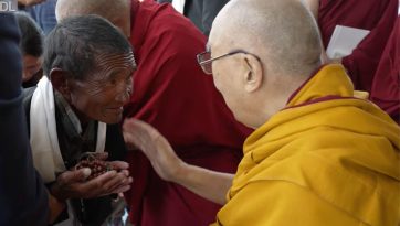 ལ་དྭགས་ཀྱི་མཐོ་སློབ་འགྲིམས་བཞིན་པའི་སློབ་ཕྲུག་དང་མི་མང་སོགས་ལ་མཇལ་ཁ་སྩལ་བ།