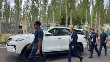 ལ་དྭགས་ཀྱི་མཛད་འཕྲིན་རེ་ཞིག་ལེགས་པར་གྲུབ་ནས་ལྡི་ལིར་ཆིབས་བསྒྱུར་བསྐྱངས་པ།