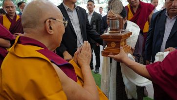ཆབ་སྲིད་བཙོན་ཟུར་སོགས་དད་ལྡན་བརྒྱ་ཕྲག་བཞི་ཙམ་ལ་མཇལ་ཁ་སྩལ་བ།