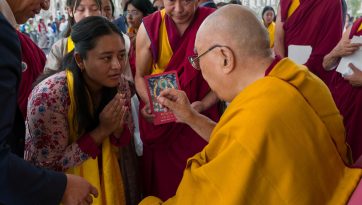 ལ་དྭགས་བོད་ཁྱིམ་སློབ་གྲྭར་ལོ་ངོ་ཉི་ཤུ་ལྷག་ལ་ཞབས་ཕྱི་ཞུ་མཁན་གྱི་ལས་བྱེད་སོགས་ལ་མཇལ་ཁ།