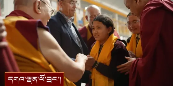 ལ་དྭགས་ཀྱི་སློབ་ཕྲུག་སོགས་དད་ལྡན་སེར་སྐྱ་མང་ཚོགས་བཞི་བརྒྱ་ལྷག་ལ་མཇལ་ཁ་སྩལ་བ།