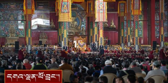 ལྔ་མཆོད་ཆེན་མོའི་མཆོད་འབུལ་གྱི་ཚོགས་མགོན་དུ་ཆིབས་སྒྱུར་དང་། བཀའ་དྲིན་རྗེས་དྲན་གྱི་གཟེངས་རྟགས་ཕུལ་བ།