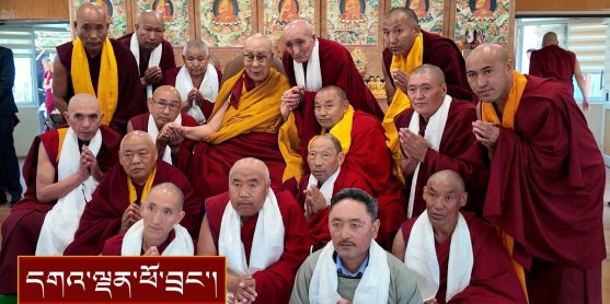 ལ་དྭགས་ཀྱི་དགོན་ཁག་བརྒྱད་ཀྱི་འཐུས་མི་སོགས་དད་ལྡན་ ༥༨༠ སྐོར་ལ་མཇལ་ཁ་སྩལ་བ།