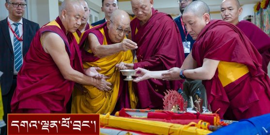ལ་དྭགས་ཀྱི་སློབ་ཕྲུག་དང་། ཝེད་ནམ་སོགས་ཕྱི་རྒྱལ་ཡུལ་གྲུ་འདྲ་མིན་ནས་ཕེབས་པའི་དད་ལྡན་མང་ཚོགས་ལ་མཇལ་ཁ།