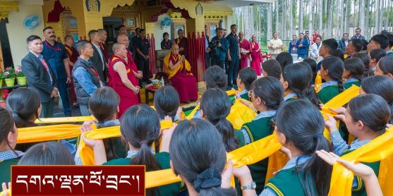 ལ་དྭགས་བོད་ཁྱིམ་སློབ་གྲྭའི་འཛིན་གྲྭ་བཅུ་པའི་སློབ་མ་དང་། ཀུ་རྩེ་རོལ་དབྱངས་ཚོགས་མི་སོགས་ལ་མཇལ་ཁ།