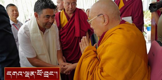 ལ་དྭགས་མི་མང་དང་། ཕྱི་རྒྱལ་བ་སོགས་དད་ལྡན་ ༨༠༠ ལྷག་ལ་མཇལ་ཁ།