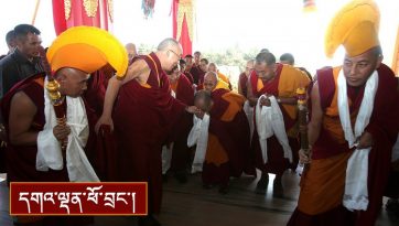 རྫོང་དཀར་ཆོས་སྡེར་གནས་གཟིགས་དང་བཀའ་སློབ།