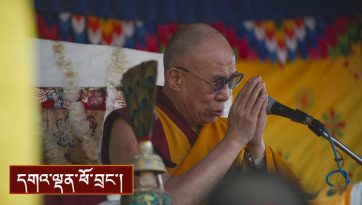 ཨོ་རྒྱན་ཧེ་རུ་ཀར་ཚེས་བཅུའི་གསོལ་ཚོགས་ཀྱི་ཚོགས་མགོན་དུ་ཆིབས་བསྒྱུར།