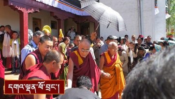 ལ་དྭགས་ནང་ཚོགས་དང་དགོན་ཚོགས་གཉིས་ནས་༧གོང་ས་མཆོག་ལ་ལྗགས་སྨིན་གསོལ་སྟོན་བཤམས་པ།