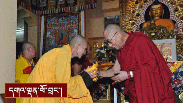 ལམ་གཙོ་རྣམ་གསུམ་གྱི་བཀའ་ཆོས་དང་ནང་ཆོས་ངོ་སྤྲོད། སྨན་བླའི་རྗེས་གནང་།