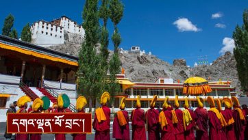 ལ་དྭགས་དཔེ་ཐུབ་དགོན་དུ་ཞབས་སོར་འཁོད་པ།