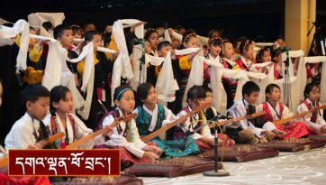 དཔེ་སྟོན་སློབ་གྲྭའི་དུས་དྲན་མཛད་སྒོ།
