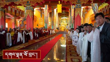 ཆོས་གྲྭ་ཆེན་པོ་བཀྲ་ཤིས་ལྷུན་པོར་ཞབས་སོར་འཁོད་པ།