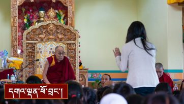 ལ་དྭགས་པའི་གཞོན་སྐྱེས་ལྷན་དུ་དྲི་བ་དྲིས་ལན་མཛད་པ།