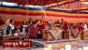 ལ་དྭགས་དགོན་ཚོགས་ནས་ལྗགས་སྨིན་གསོལ་སྟོན་བཤམས་པ།