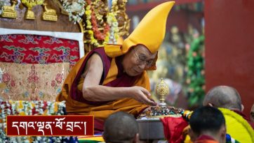 གདན་ས་འབྲས་སྤུངས་ཕྱག་བཏབས་ནས་ལོ་ངོ་ ༦༠༠ འཁོར་བའི་དུས་དྲན་མཛད་སྒོ།