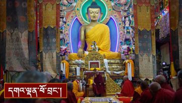 མོན་རྟ་དབང་དགོན་དུ་ཞབས་སོར་འཁོད་པ།