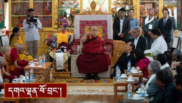 ཞི་བའི་ཚལ་ཕོ་བྲང་དུ་ཞབས་སོར་འཁོད་པ།