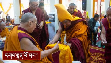 དགའ་ལྡན་རྣམ་པར་རྒྱལ་བའི་གླིང་དུ་ཞབས་སོར་འཁོད་པ།