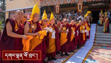 སེ་ར་ཐེག་ཆེན་གླིང་དུ་ཞབས་སོར་འཁོད་པ།