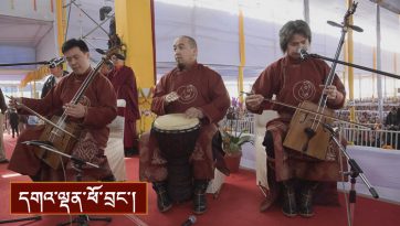 སོག་པོའི་མི་མང་དང་རྣམ་རྒྱལ་གྲྭ་ཚང་ནས་བརྟན་བཞུགས་བསྟར་འབུལ་ཞུས་པའི་བརྙན།