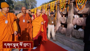 གནས་མཆོག་རྡོ་རྗེ་གདན་གྱི་མཆོད་རྟེན་རིན་པོ་ཆེར་གནས་གཟིགས།