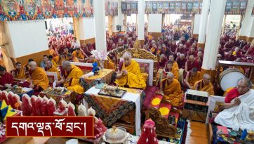 མཧཱ་གུ་རུའི་འབུམ་ཚོགས་སུ་ཚོགས་ཕེབས་མཛད་པ།