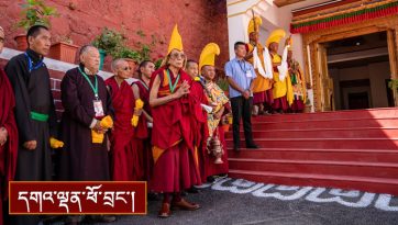 ལ་དྭགས་ལྡུམ་རའི་བསམ་གཏན་གླིང་དགོན་པར་ཞབས་སོར་བདེ་བར་འཁོད་པ།