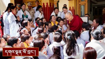 ལ་དྭགས་གླེ་བསོད་ནམས་ནོར་བུའི་དྲན་རྟེན་སྨན་ཁང་ཆེན་མོའི་སྨན་ཞབས་པ་རྣམས་ལ་སྩལ་བའི་བཀའ་སློབ།