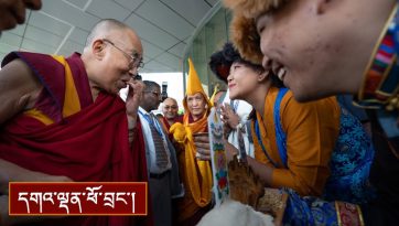 སྦེང་ལོར་གསོལ་མགྲོན་ཁང་དུ་ཞབས་སོར་བདེ་བར་འཁོད་པ།