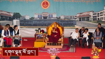 ཏཱ་ལའི་བླ་མ་མཐོ་སློབ་ཁང་དུ་དགེ་ལས་སློབ་ཕྲུག་དང་མི་མང་རྣམས་ལ་སྩལ་བའི་བཀའ་སློབ།