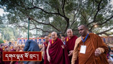 རྡོར་གདན་མཆོད་རྟེན་རིན་པོ་ཆེར་གནས་གཟིགས།