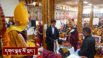 གཞིས་བྱེས་ཆོལ་གསུམ་ཆོས་བརྒྱུད་ཀྱི་བརྟན་བཞུགས་བསྟར་འབུལ།
