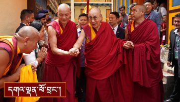 འོན་མངའ་རིས་གྲྭ་ཚང་དུ་ཞབས་སོར་འཁོད་པ།