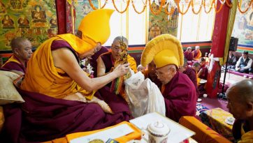 འོན་མངའ་རིས་གྲྭ་ཚང་དུ་བརྟན་བཞུགས་བསྟར་འབུལ།