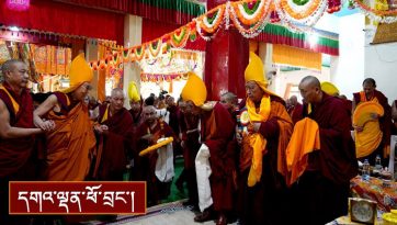 འབྲས་སྤུངས་ཚོགས་ཆེན་དུ་ཕེབས་སྟོན་མཛད་སྒོ།