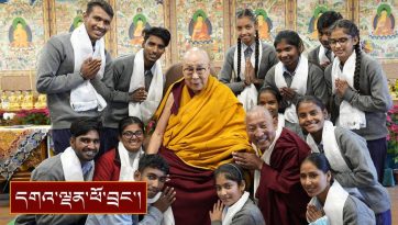 གཏོང་ལེན་སློབ་གྲྭའི་སློབ་ཕྲུག་རྣམས་ནས་རྒྱ་གར་སྐད་ཀྱི་ཐོག་ནས་རྟགས་གསལ་གཟིགས་འབུལ།