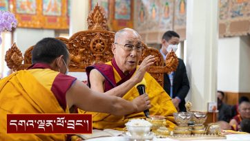 མཧཱ་གུ་རུའི་འབུམ་ཚོགས་ཀྱི་ཚོགས་མགོན་དུ་ཆིབས་བསྒྱུར།