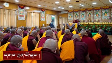རྒྱུད་སྟོད་གྲྭ་ཚང་དུ་ཆོས་ཐོག་འགྲིམ་བཞིན་པའི་དགེ་བཤེས་གྲངས་ ༥༧ ཙམ་ལ་མཇལ་ཁ་དང་བཀའ་སློབ།