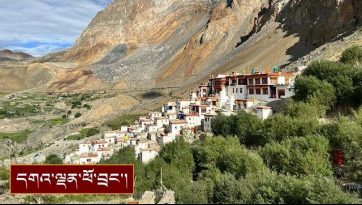 ལ་དྭགས་ལིང་ཤེད་དུ་ནང་ཆོས་ངོ་སྤྲོད་དང་བློ་སྦྱོང་ཚིགས་བརྒྱད་མའི་བཀའ་ཁྲིད།