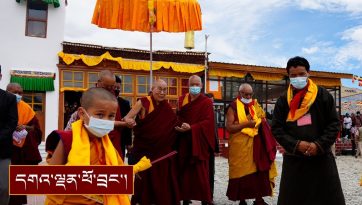 ཟངས་དཀར་ཕོ་བྲང་དུ་ཞབས་སོར་བདེ་བར་འཁོད་པ།