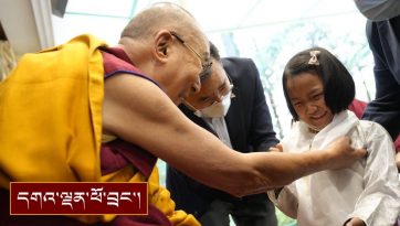 བོད་ཀྱི་བྱིས་པའི་སྐུ་རྩེད་གནང་བའི་བརྙན་ཐུང་།