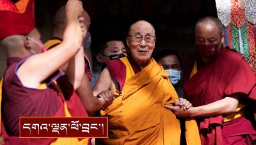 ལ་དྭགས་རྒྱལ་ས་གླེ་རུ་ཆོས་ལུགས་ཁག་གི་ཆོས་ཁང་ཁག་ལ་གནས་གཟིགས་ཕེབས་པ།